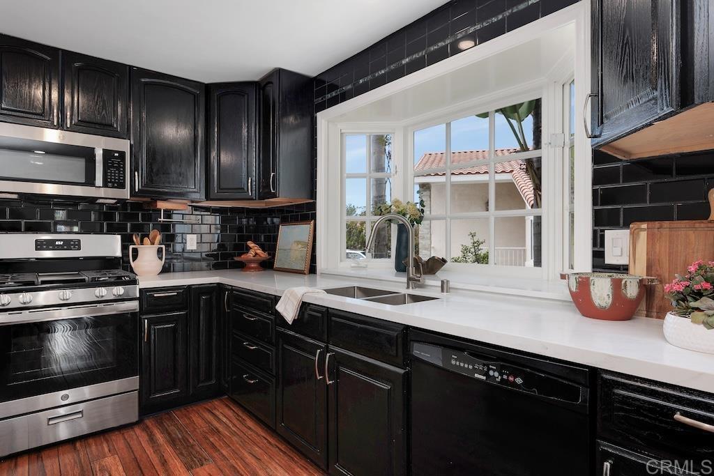 1583 Avenida De Los Lirios