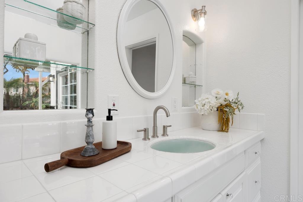 1583 Avenida De Los Lirios