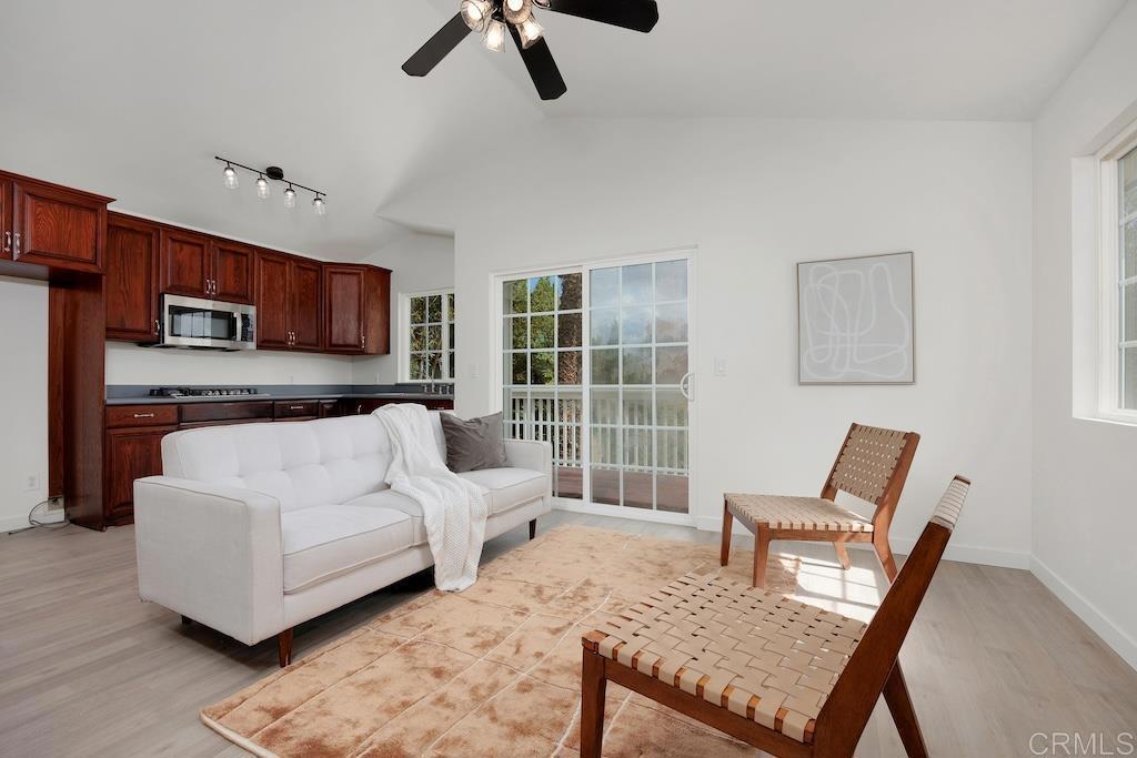 1583 Avenida De Los Lirios