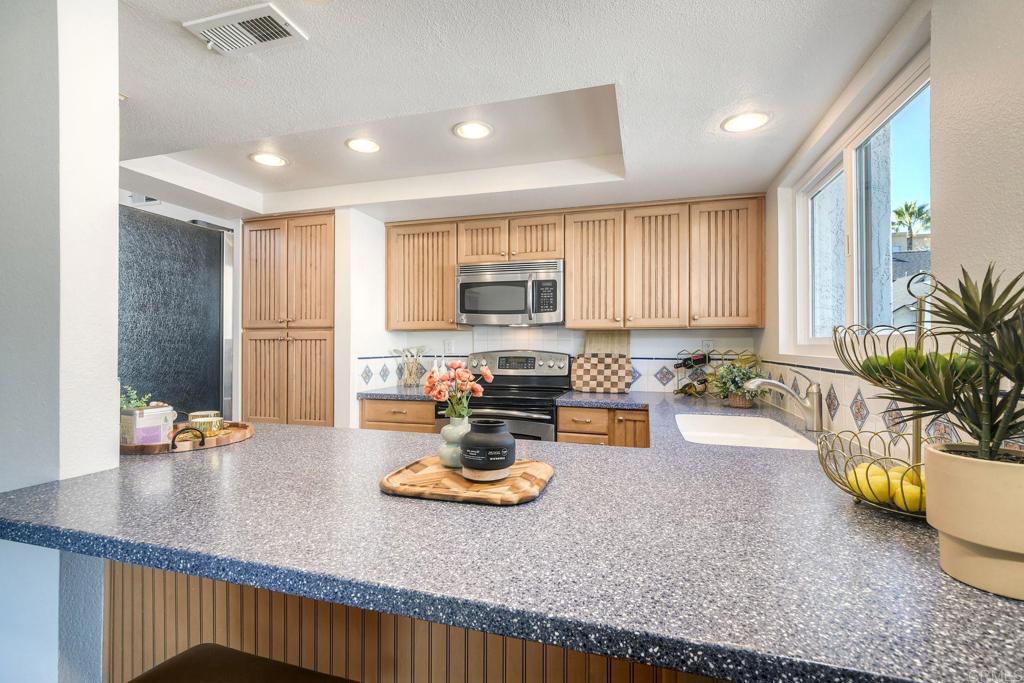 548 Via De La Valle J