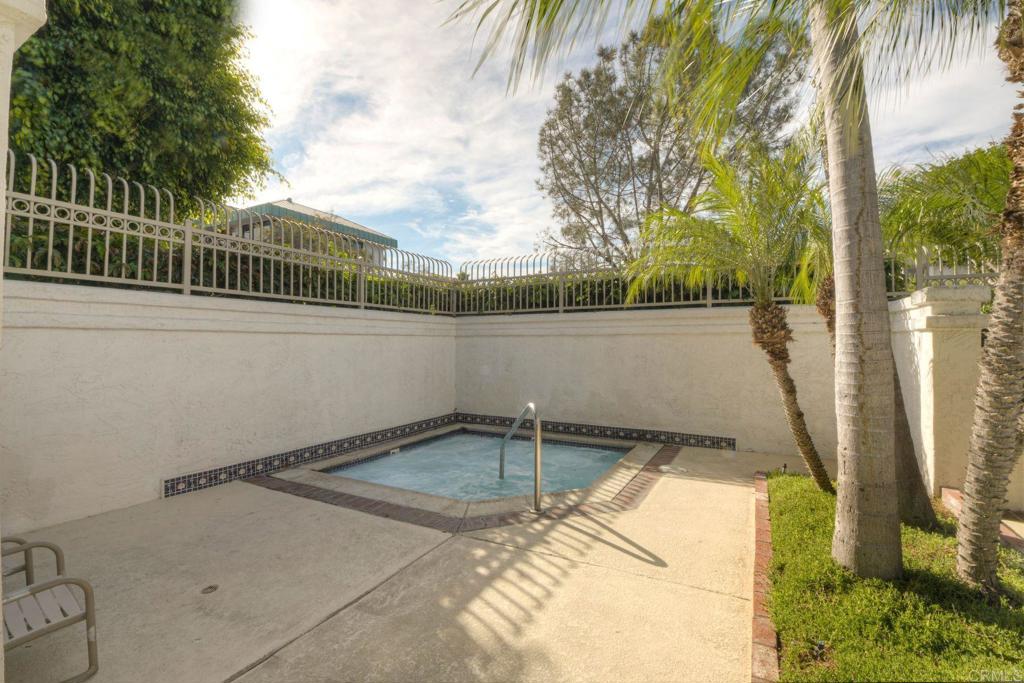 548 Via De La Valle J