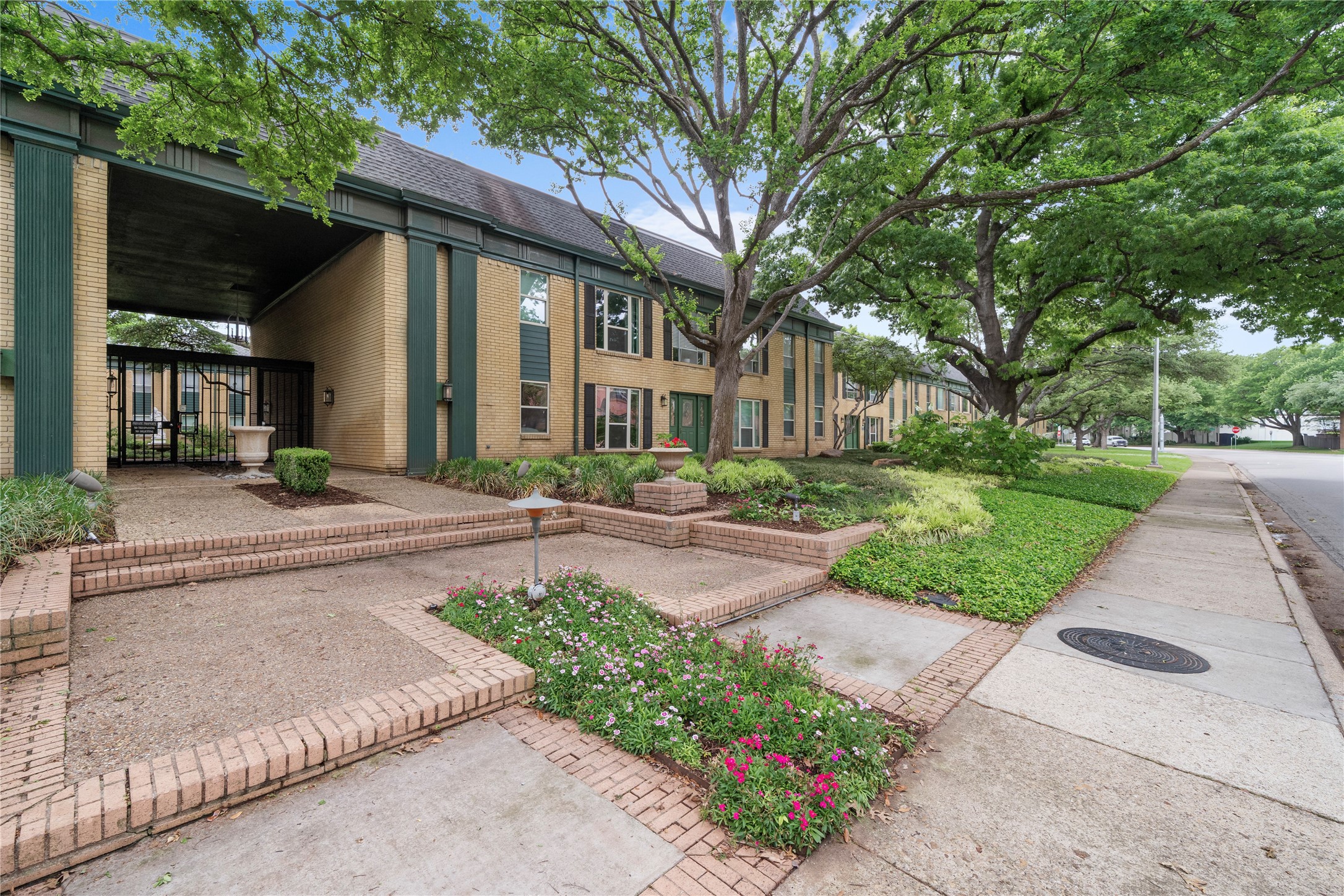 6014 E University Boulevard 137