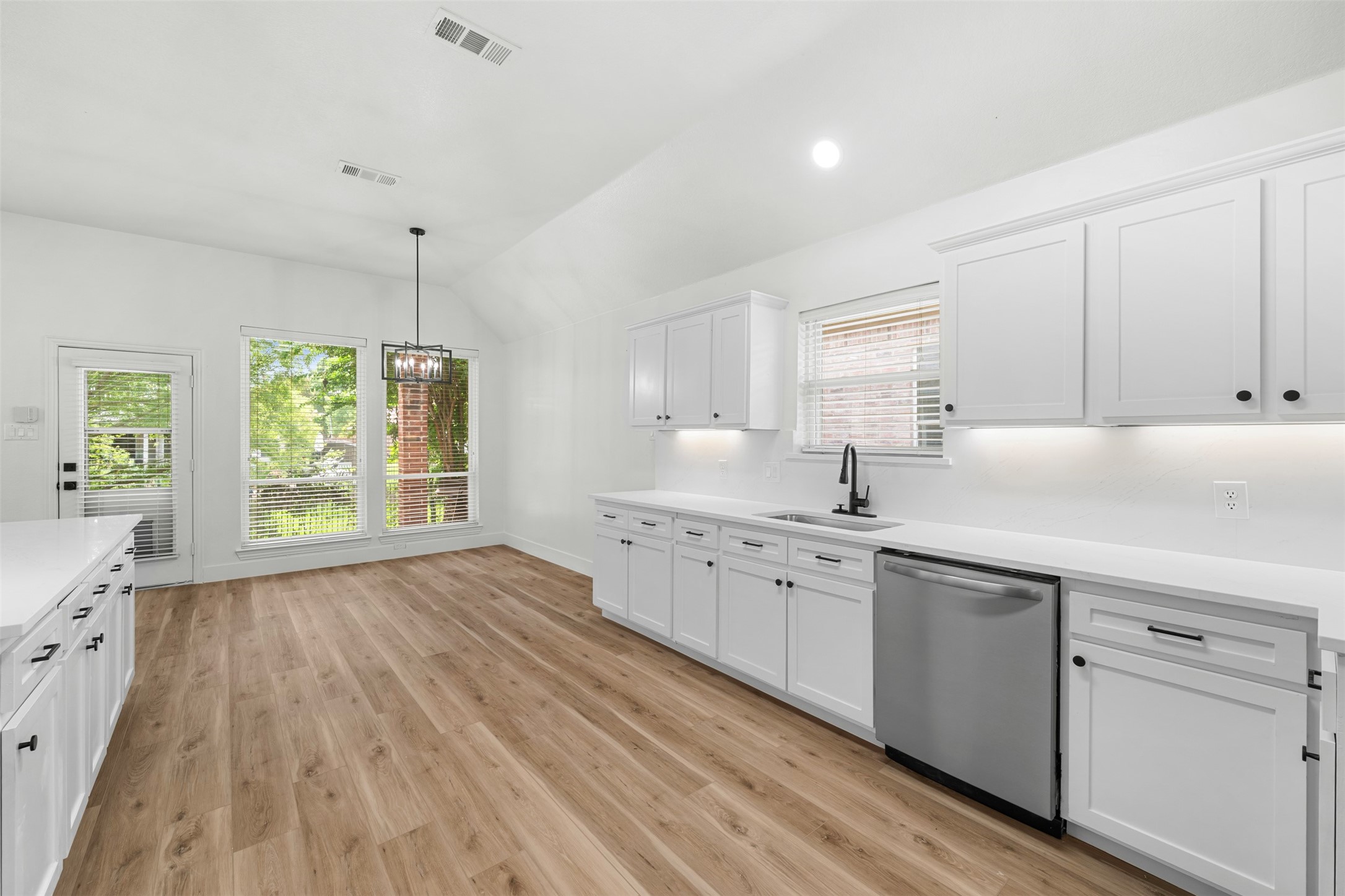 3016 Deer Trail