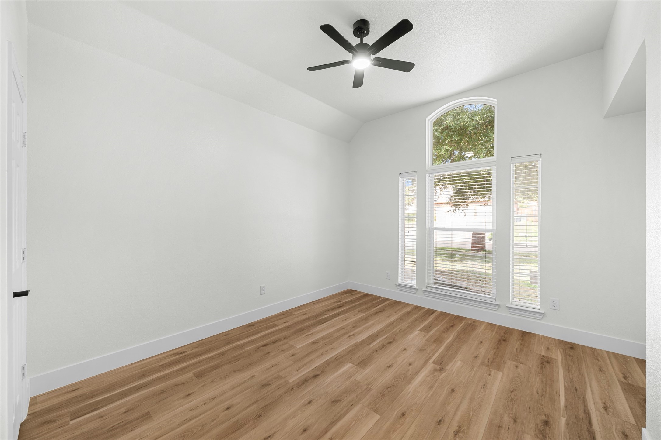 3016 Deer Trail