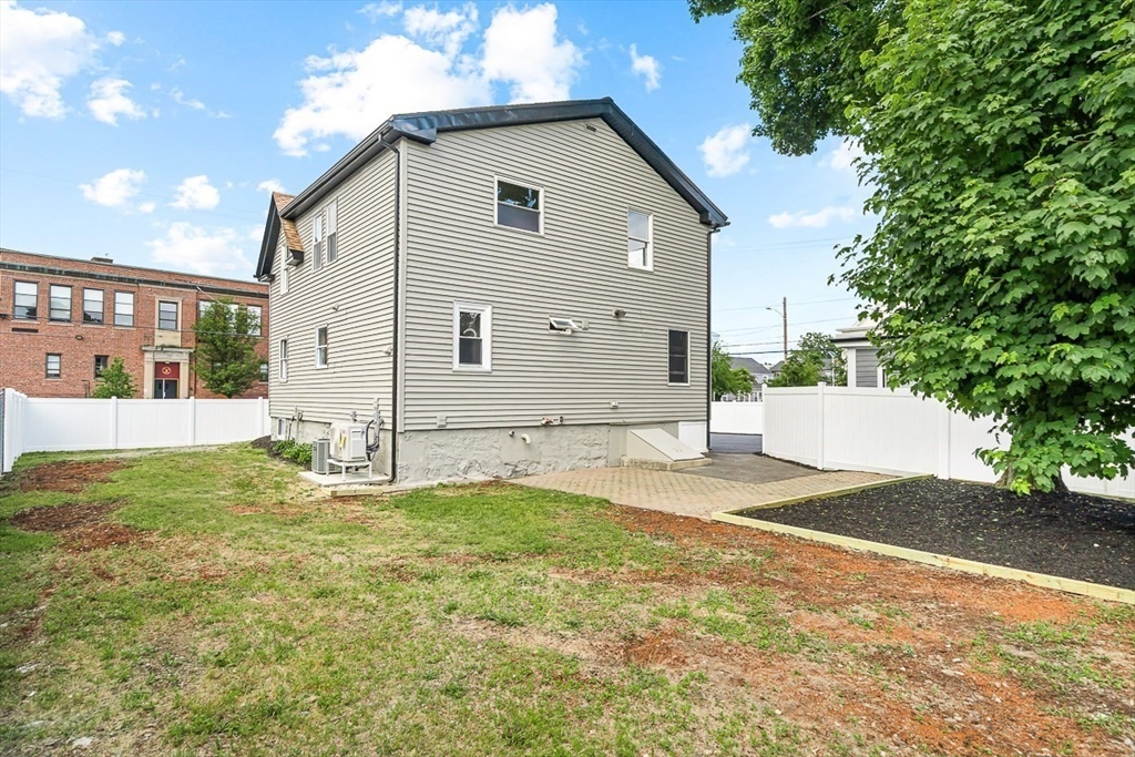 100 Emerald St