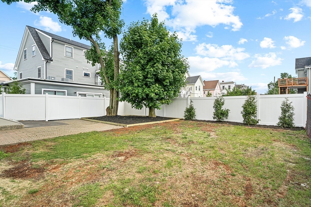 100 Emerald St