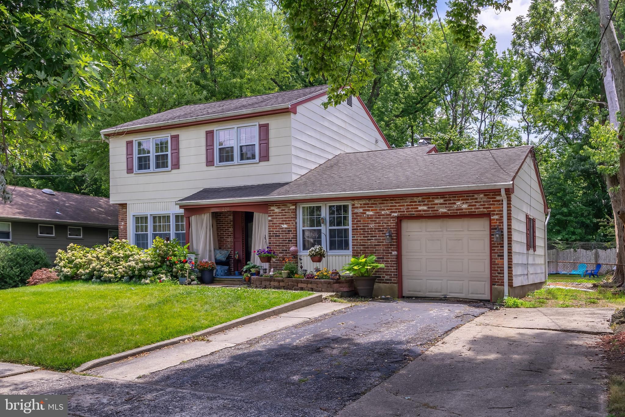 220 IVY DRIVE