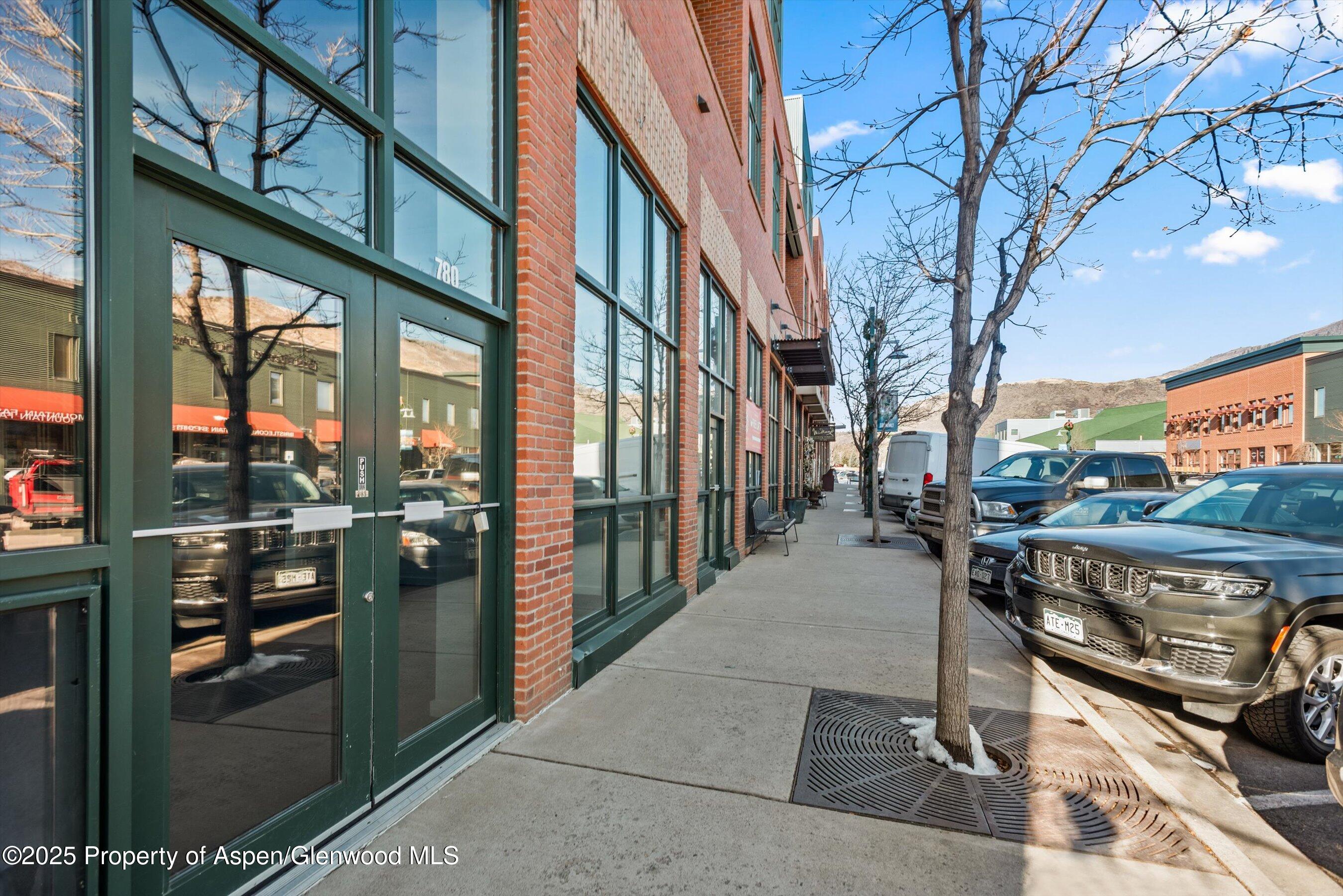 780 E Valley Road Road C126