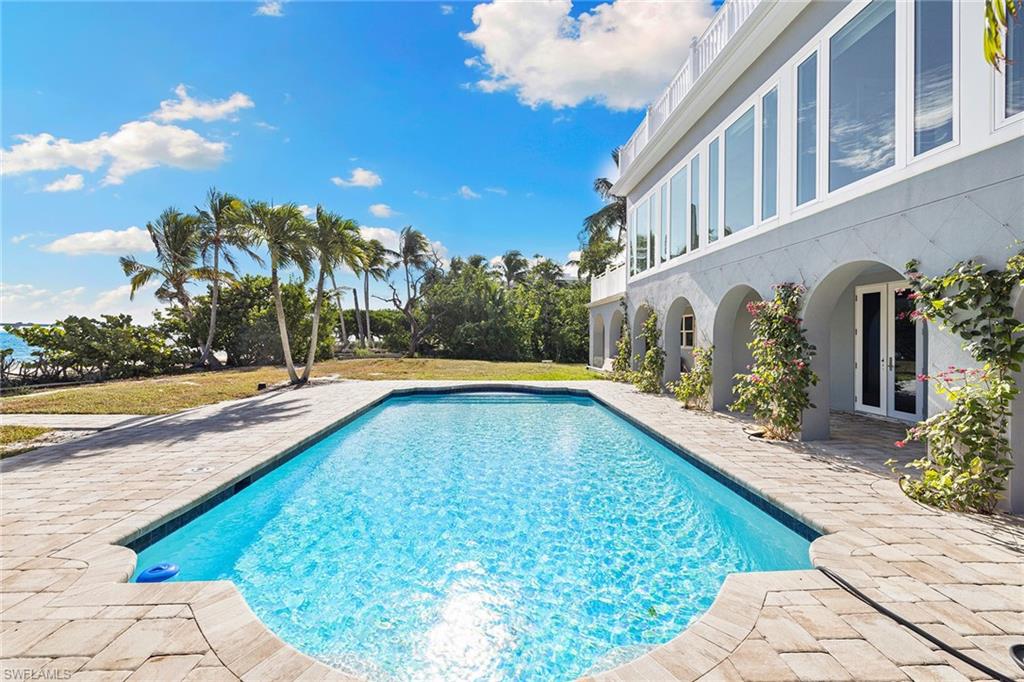 1069 Bird LN