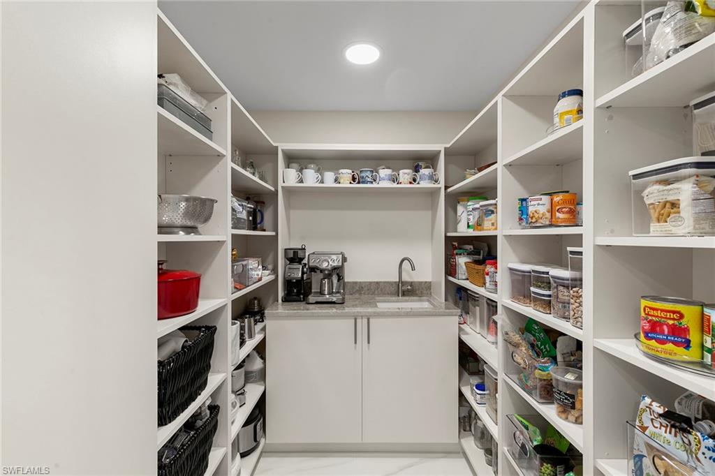 3951 Gulf Shore BLVD N # 205