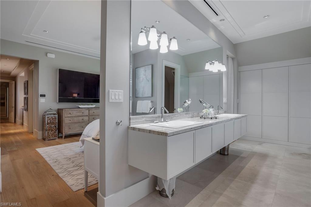 32 6th ST S