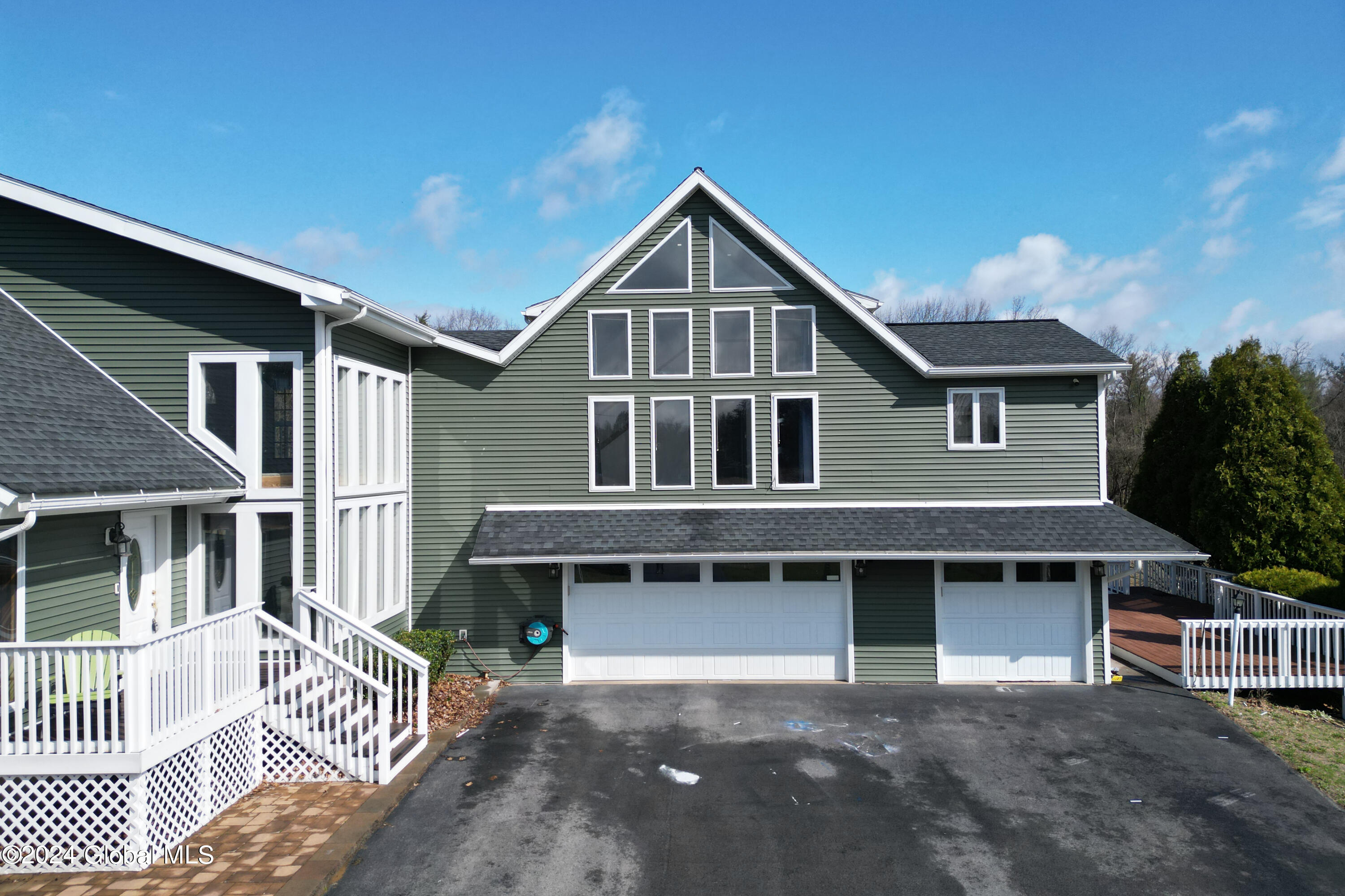 111 PERRY Lane