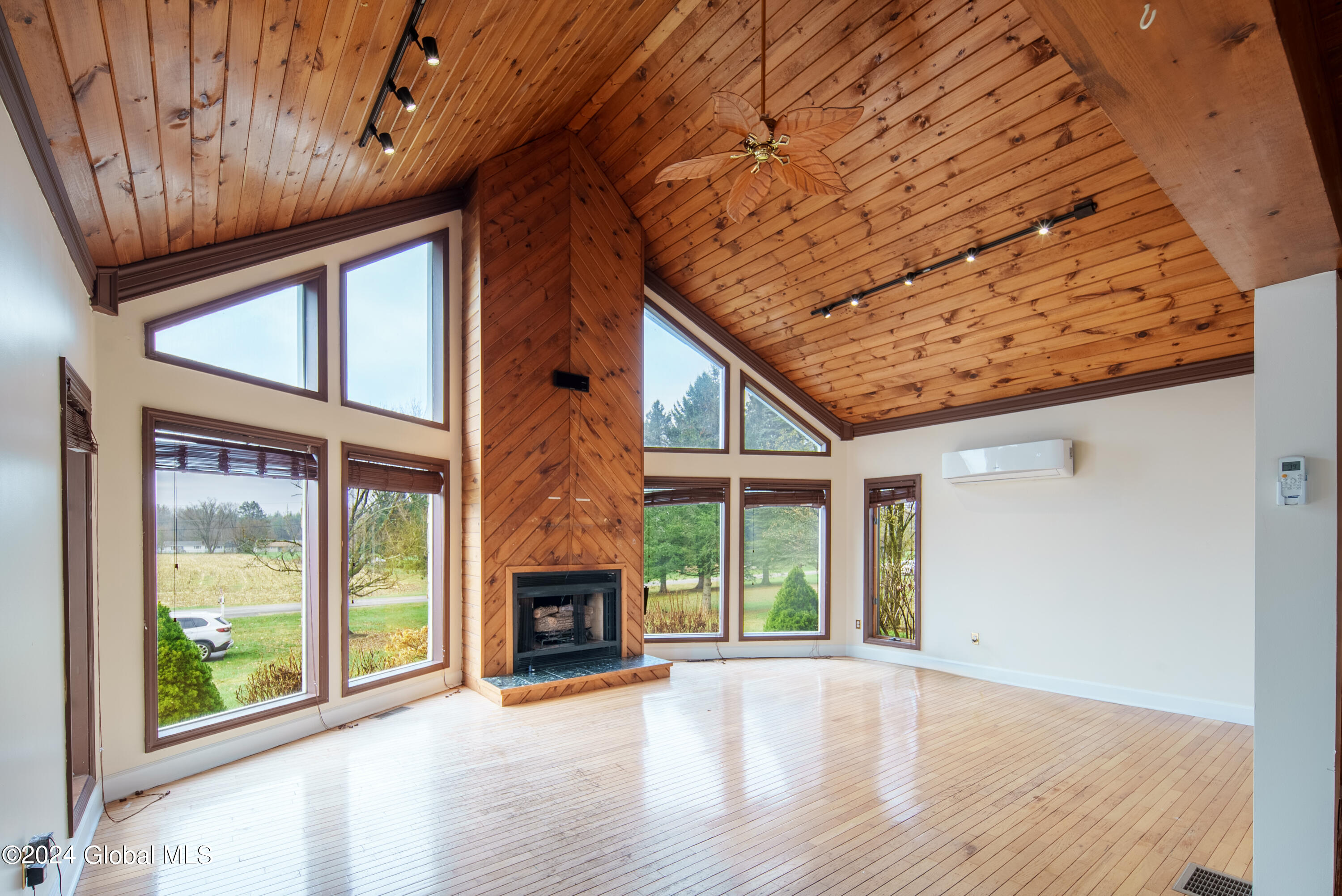 111 PERRY Lane