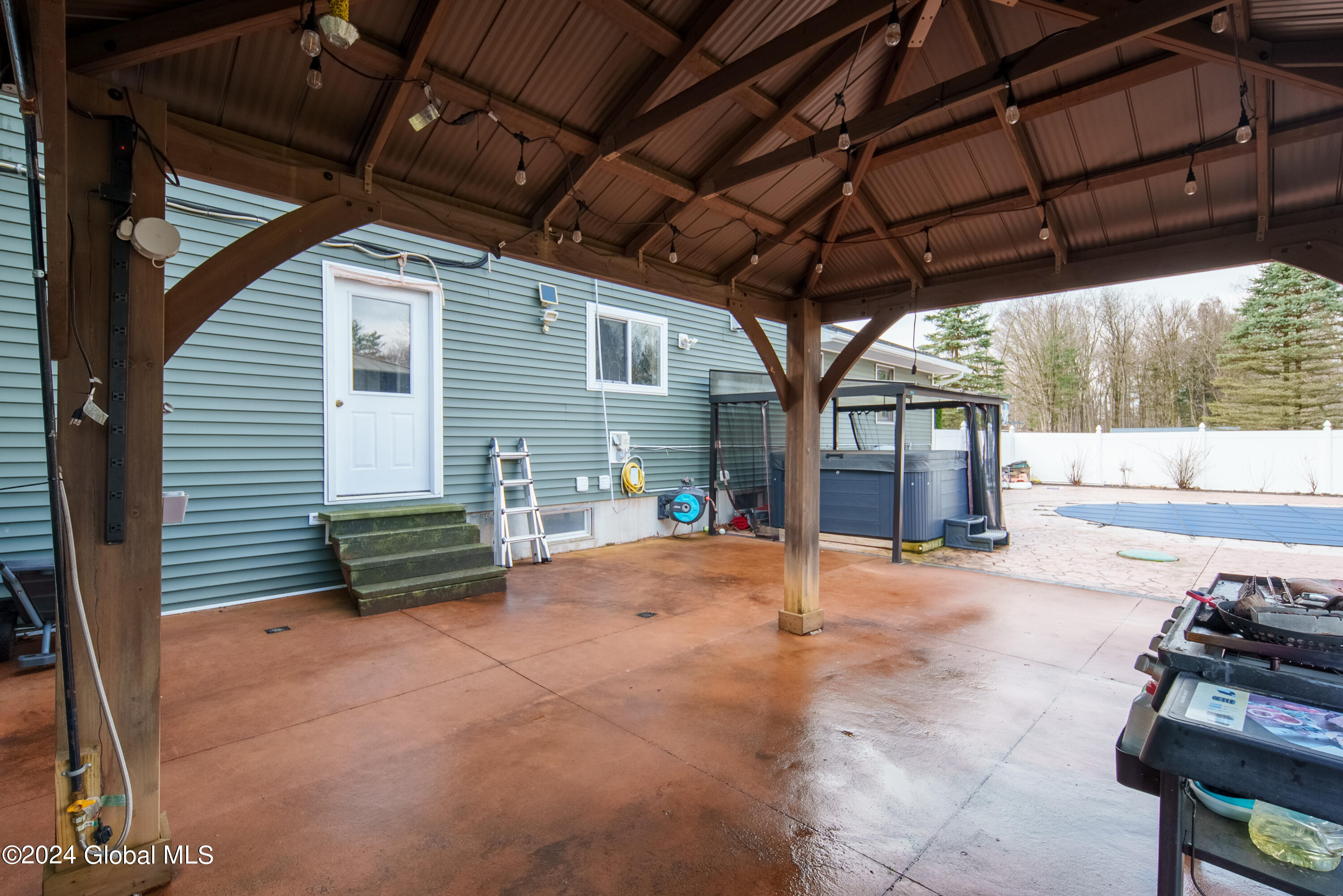 111 PERRY Lane
