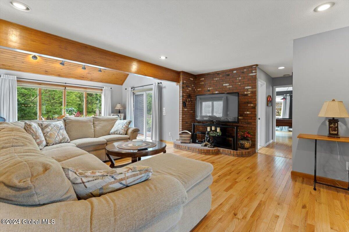 16 Cobblestone Drive
