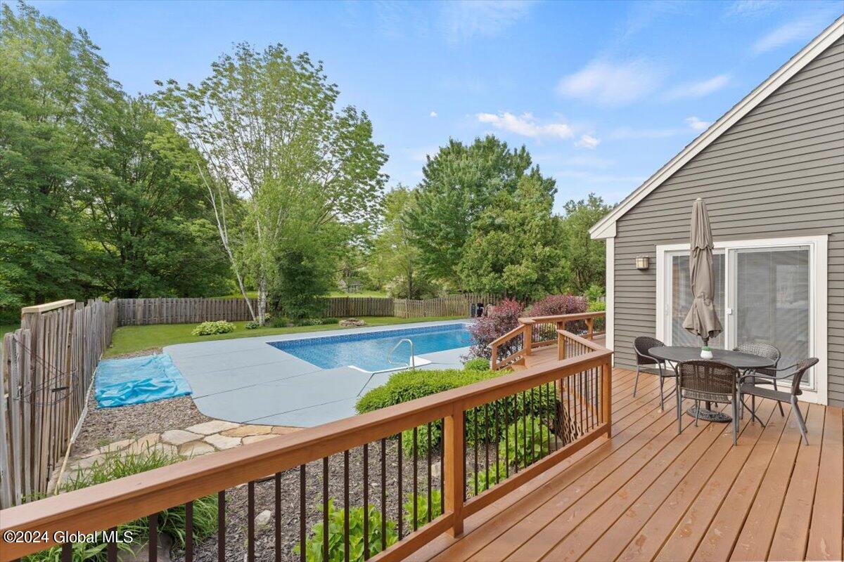 16 Cobblestone Drive