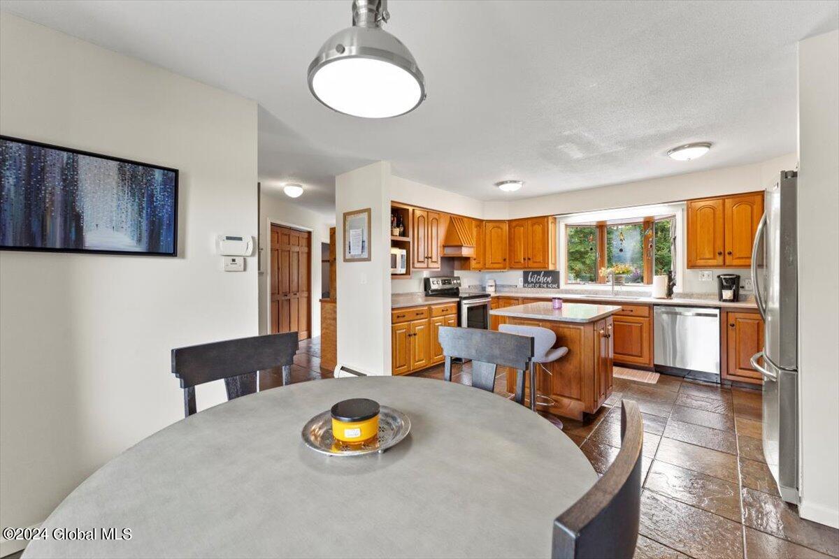 16 Cobblestone Drive