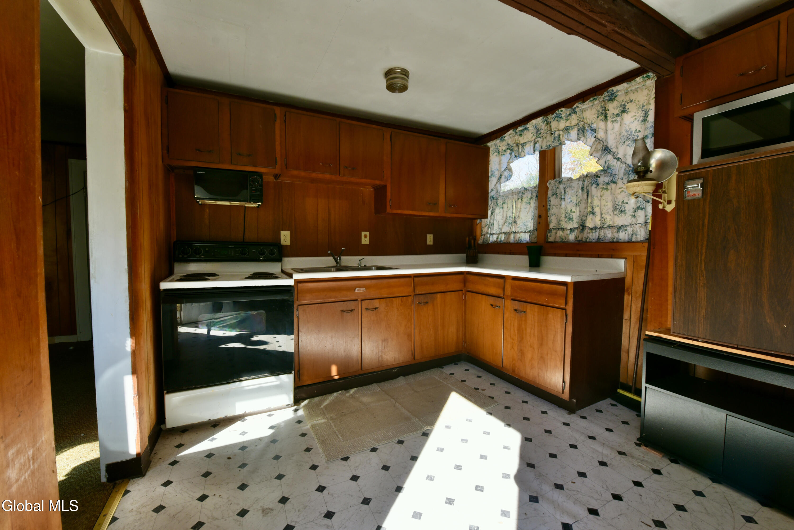 4 DELAVAN Avenue, Greenfield