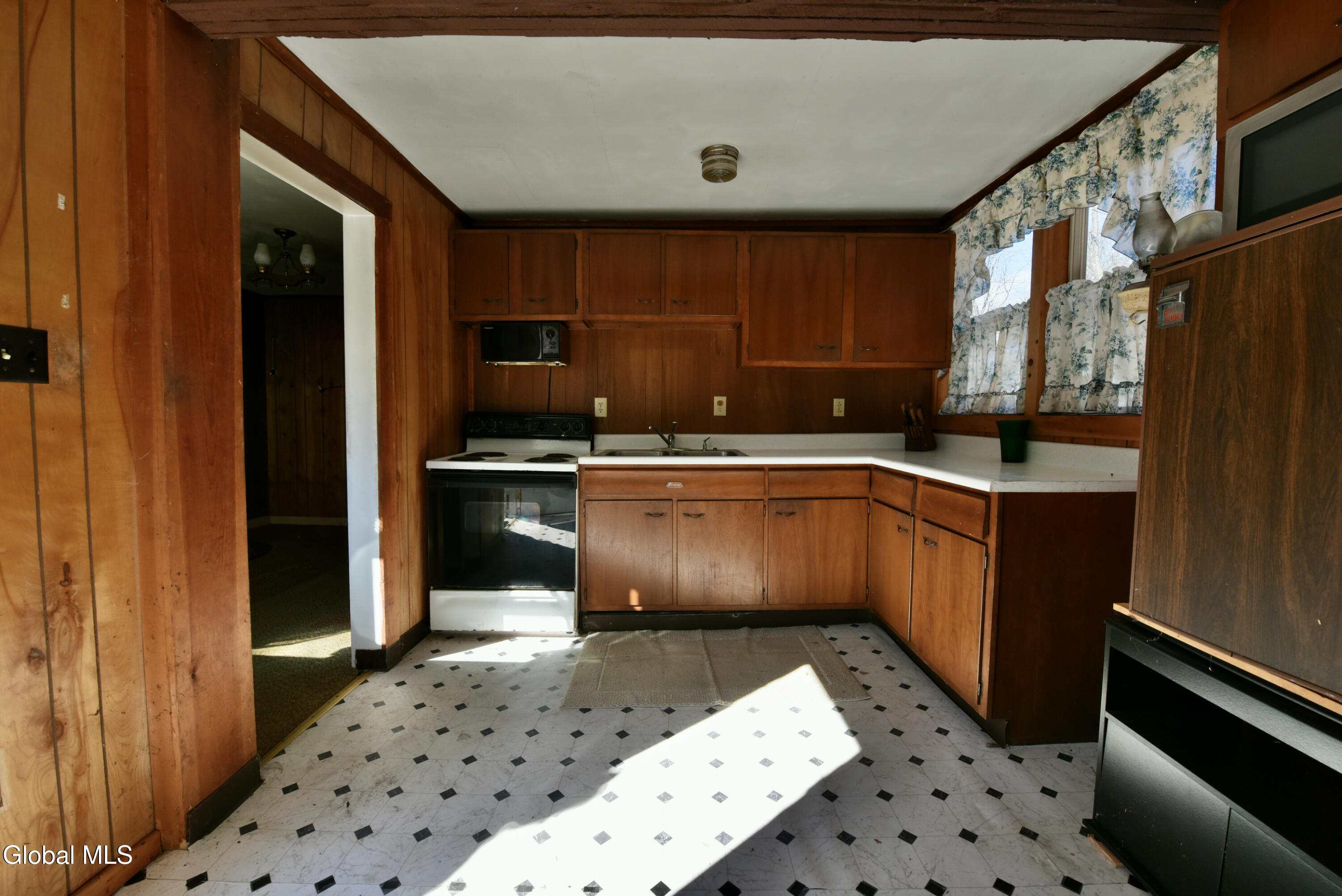 4 DELAVAN Avenue, Greenfield