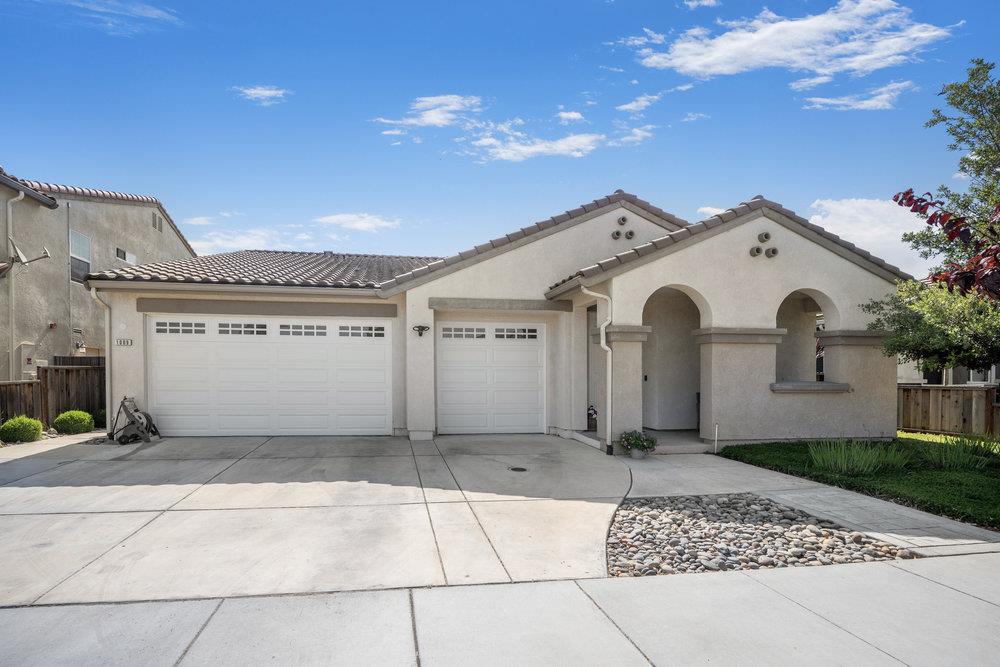 1009 Robert DR