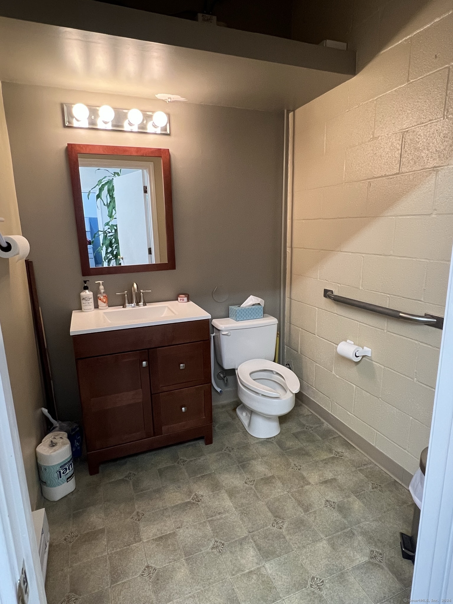 160 Oak Street 404