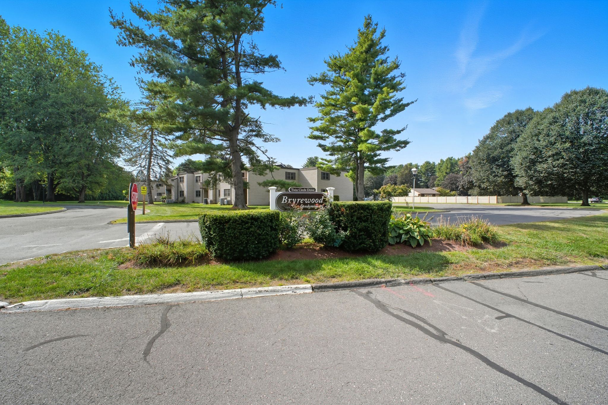 402 Twin Circle Drive 402