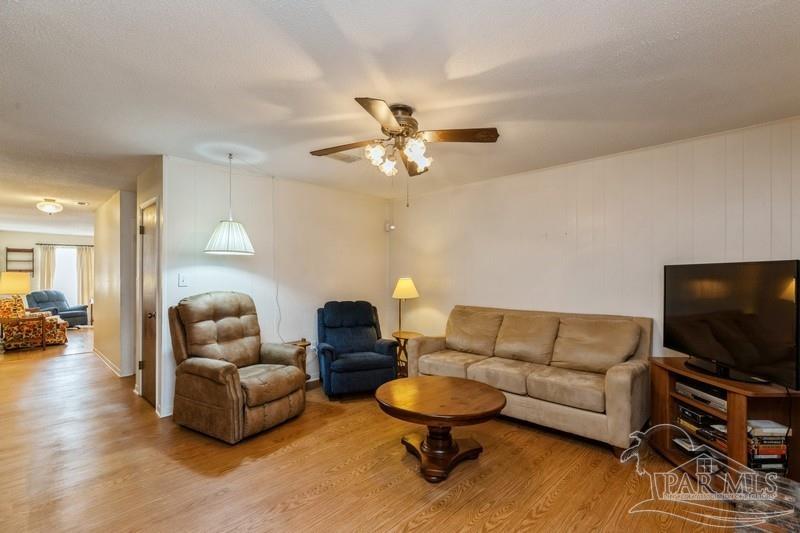 612 Burgundy Ln