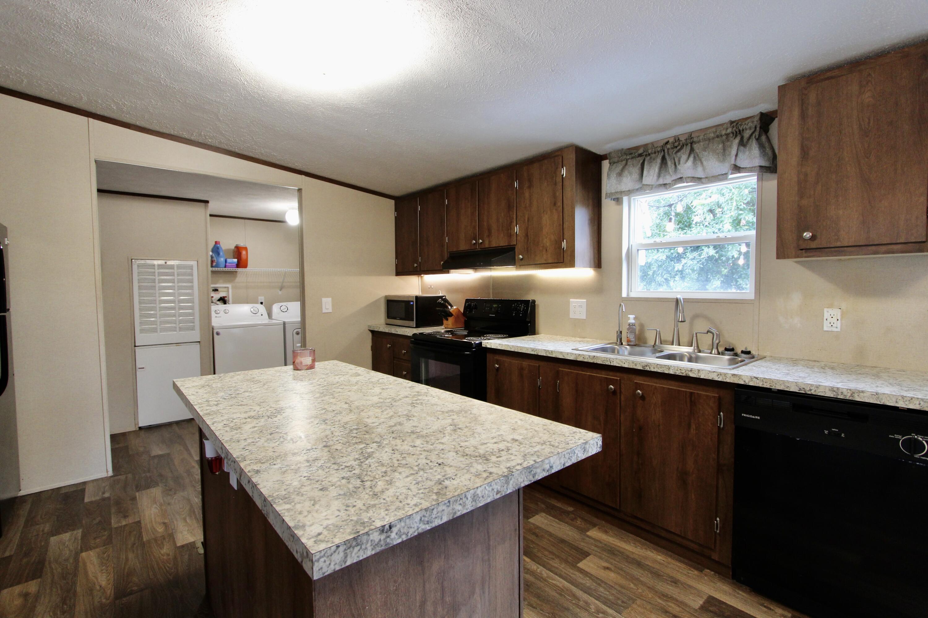 1512 Trotter Way