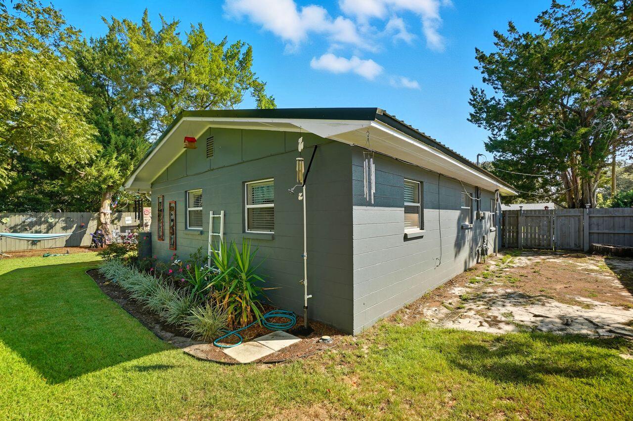 34 NW Hemlock Drive