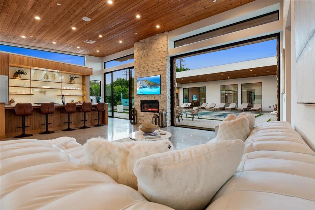 524 E E Miraleste Court Court