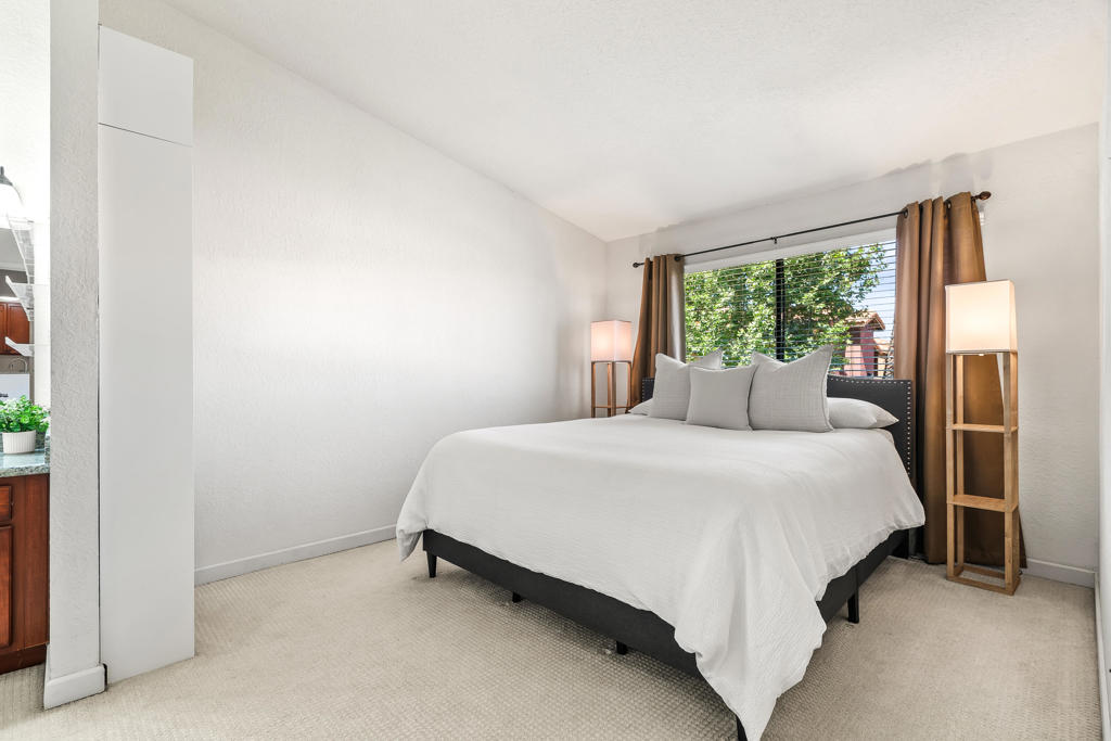 78650 Avenue 42 1006