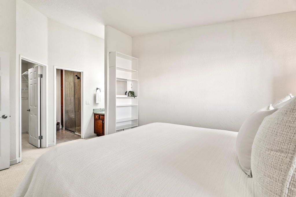 78650 Avenue 42 1006