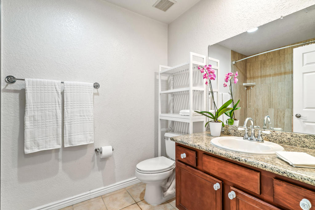 78650 Avenue 42 1006