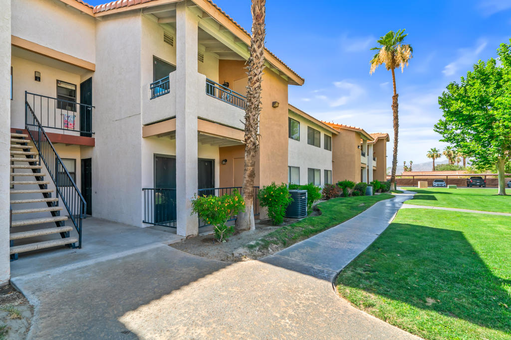 78650 Avenue 42 1006