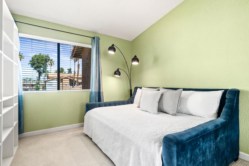 78650 Avenue 42 1006