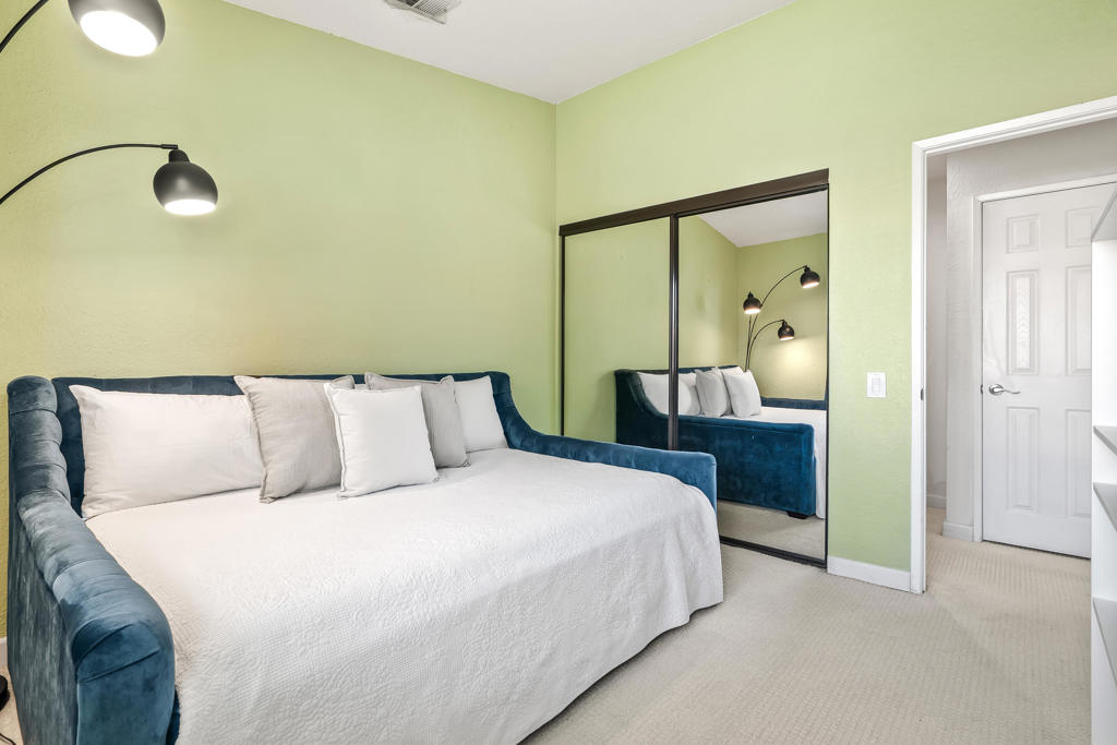 78650 Avenue 42 1006