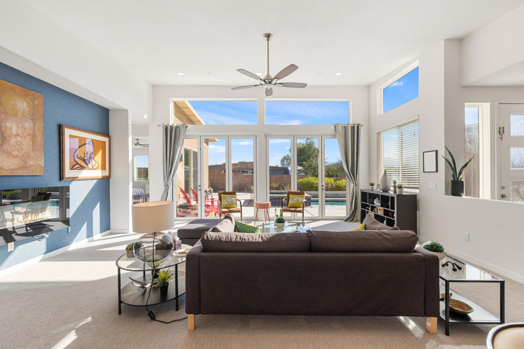 13996 Avenida La Vista