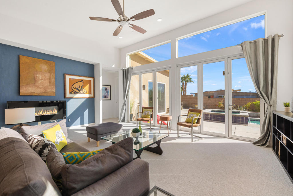 13996 Avenida La Vista