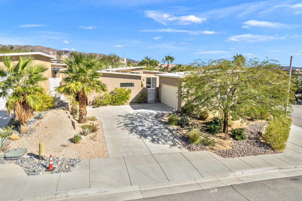 13996 Avenida La Vista