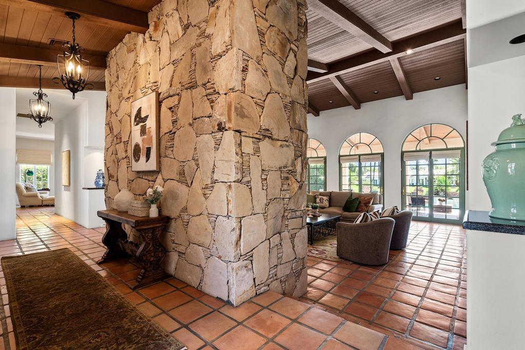 77175 Avenida Arteaga