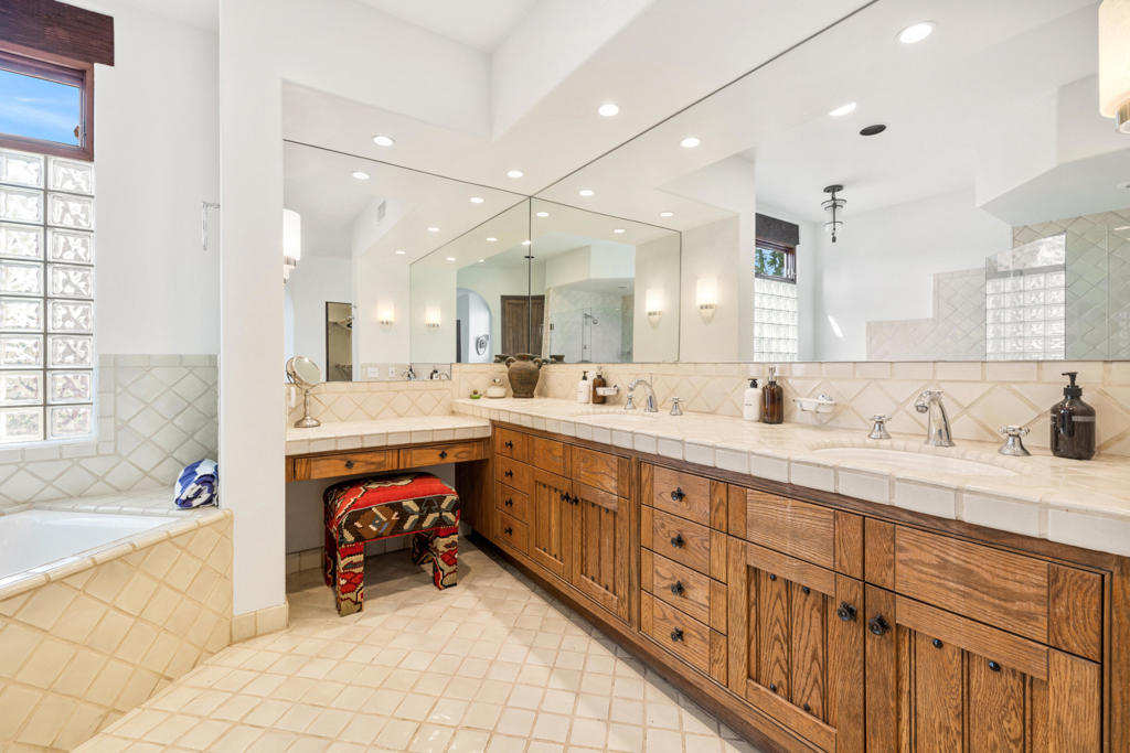 53055 Avenida Juarez