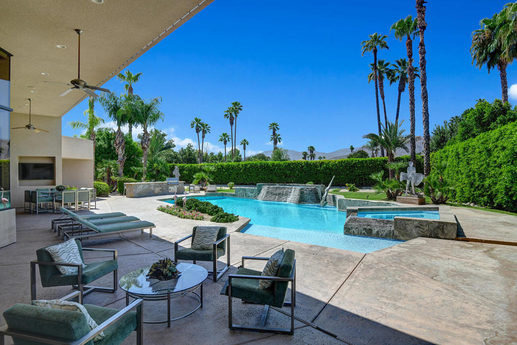 23 Villaggio Place