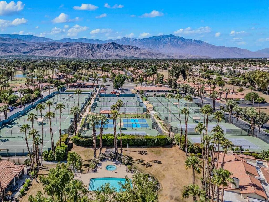 414 S Sierra Madre