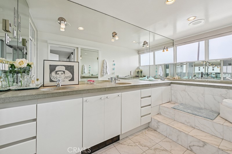 6 Voyage Street 204