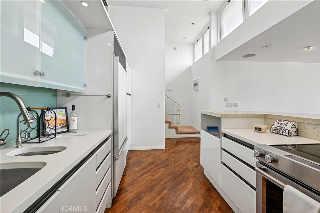 6 Voyage Street 204