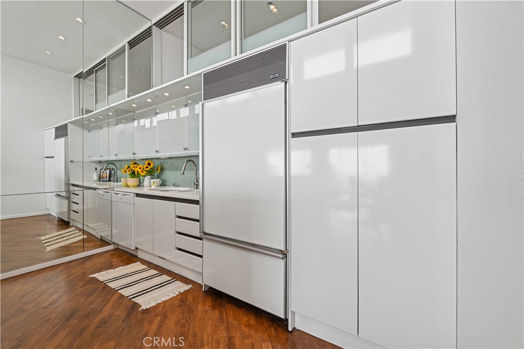 6 Voyage Street 204