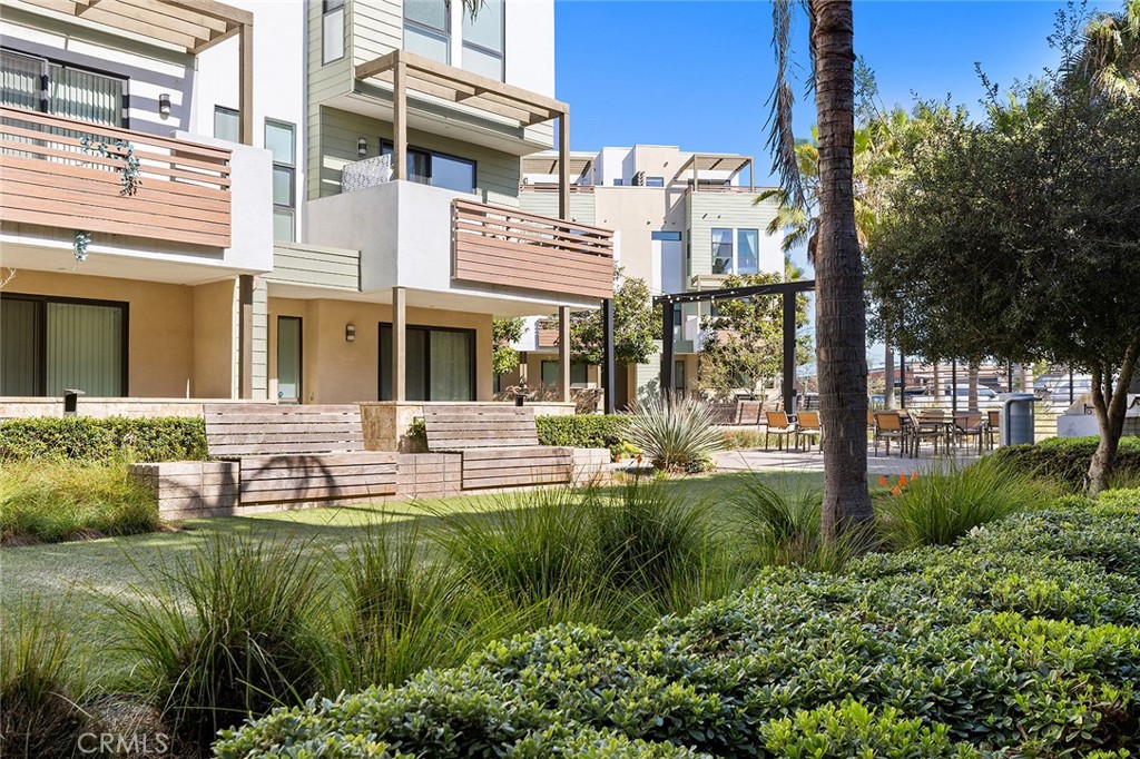 1675 Grand View