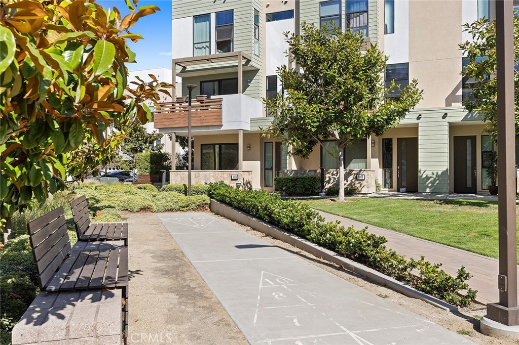 1675 Grand View