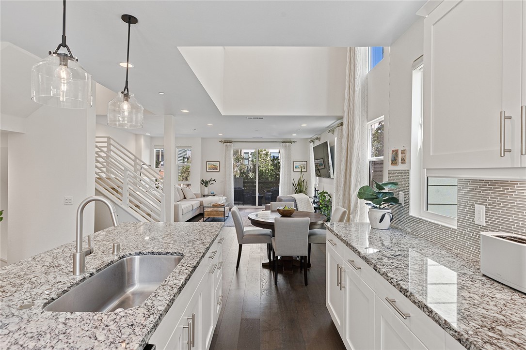 1675 Grand View