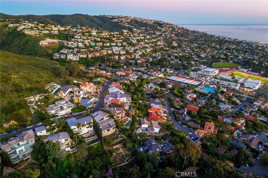 1099 Skyline Dr